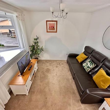 Semi-Detached 1-Bedroom Chalet Uddingston Eksteriør billede