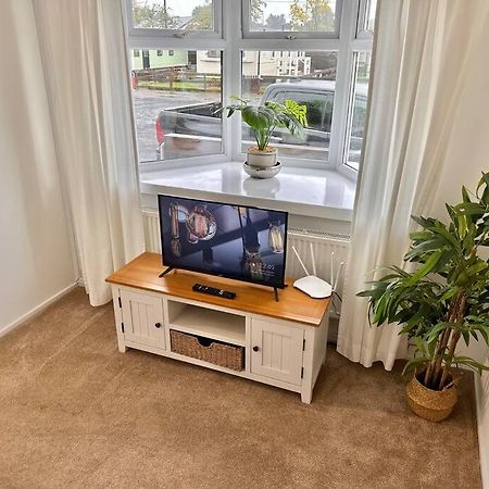 Semi-Detached 1-Bedroom Chalet Uddingston Eksteriør billede