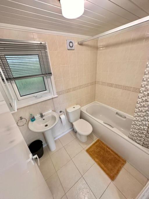 Semi-Detached 1-Bedroom Chalet Uddingston Eksteriør billede