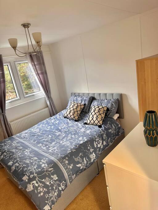 Semi-Detached 1-Bedroom Chalet Uddingston Eksteriør billede