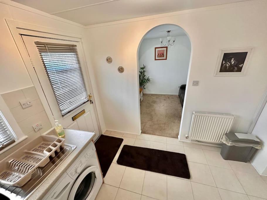 Semi-Detached 1-Bedroom Chalet Uddingston Eksteriør billede