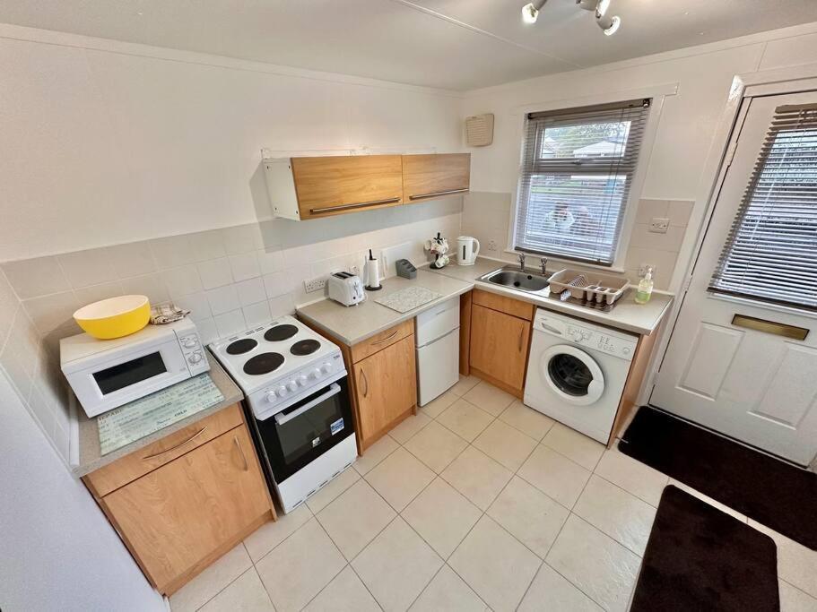 Semi-Detached 1-Bedroom Chalet Uddingston Eksteriør billede