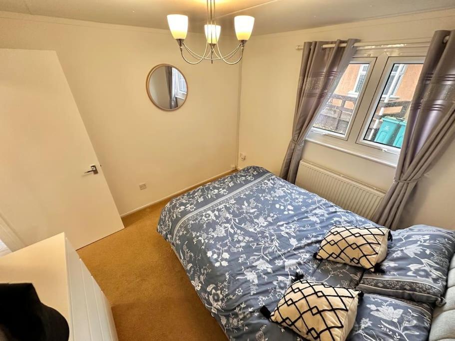 Semi-Detached 1-Bedroom Chalet Uddingston Eksteriør billede