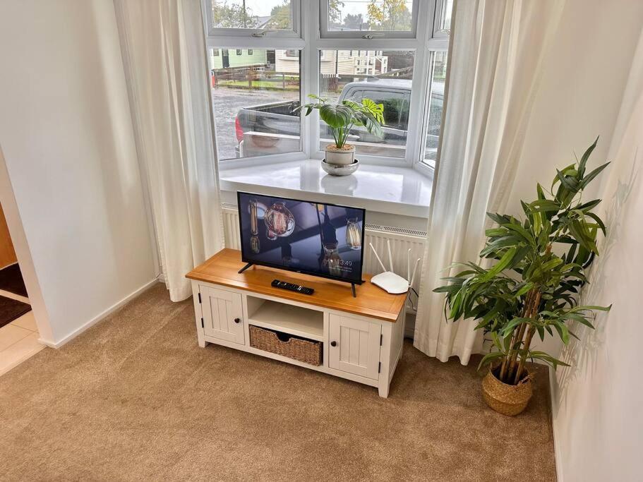 Semi-Detached 1-Bedroom Chalet Uddingston Eksteriør billede